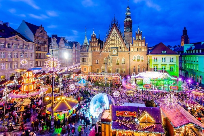 Vista serale sul mercatino di Natale di Breslavia, centro storico, municipio