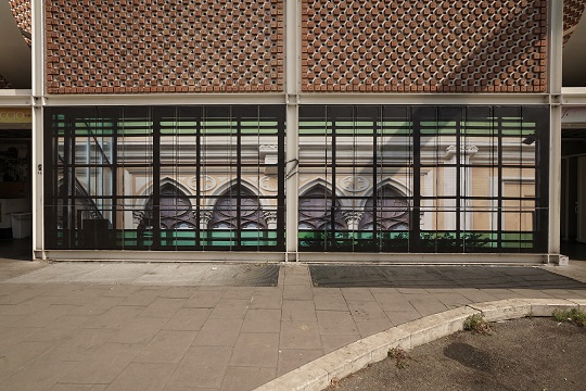 installazione artistica che rappresenta grandi finestre in stile gotico della stazione di Breslavia