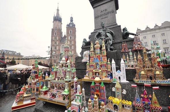 Tradizionali presepi di Cracovia esposti in piazza