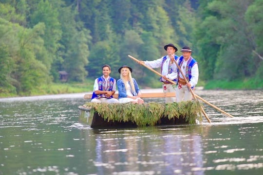 Una coppia in zattera sul fiume con due montanari alla guida