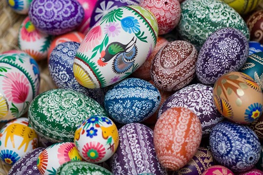 Uova colorate dipinte per Pasqua