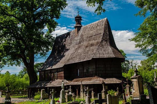Chiesa di legno e cimitero