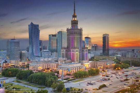 Varsavia al crepuscolo, vista sul centro, grattacieli e il Palazzo della Cultura e della Scienza