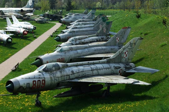Antichi aerei militari in un giardino