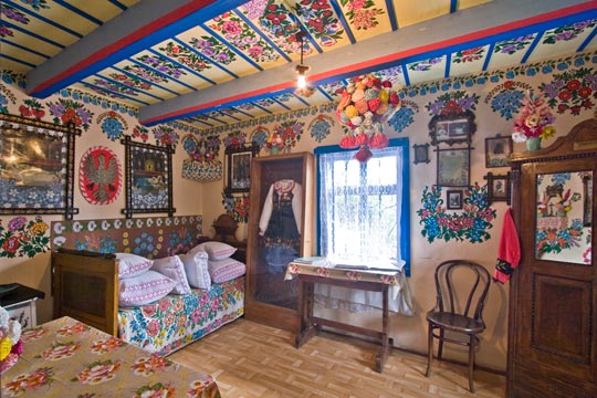 Interno decorato con fiori in una casa a Zalipie