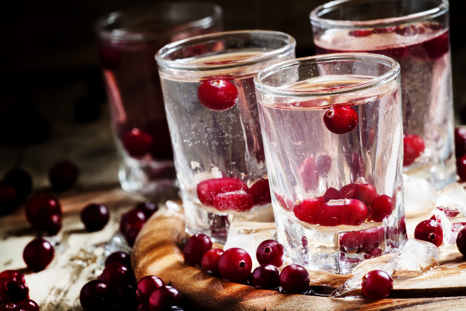 Vodka in un bicchiere e frutti rossi
