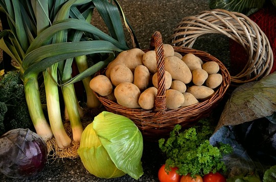 Foto di verdure miste, fra cui insalata, patate e pomodori