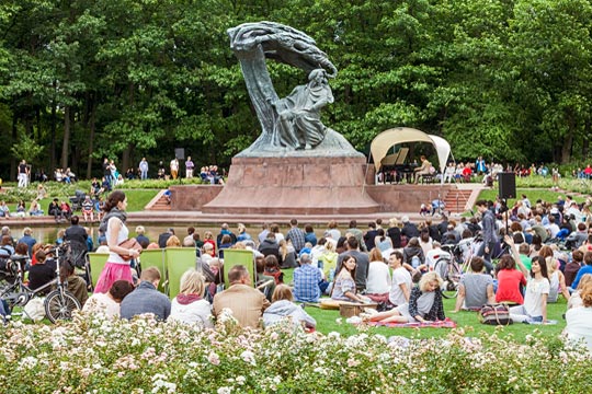 Concerto di pianoforte nel parco sotto la statua di Chopin