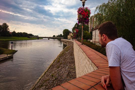 Ragazzo che si affaccia sui canali di Opole
