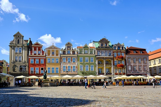 Palazzine colorate nella Piazza del Mercato a Poznan durante una giornata soleggiata