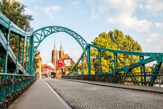 Ponte che collega Breslavia ad una chiesa