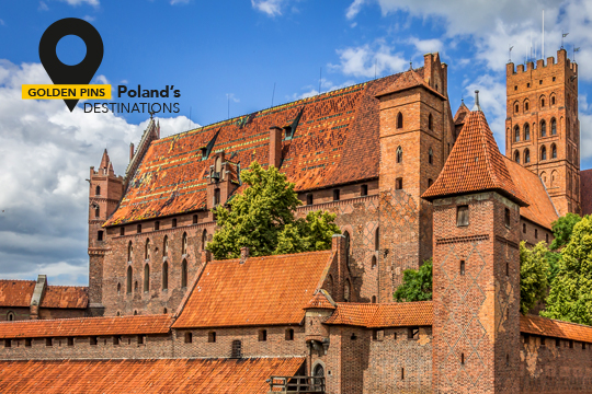 Foto del Castello di Malbork, in Polonia. In alto, scritta "Golden Pins: Poland's Destinations"