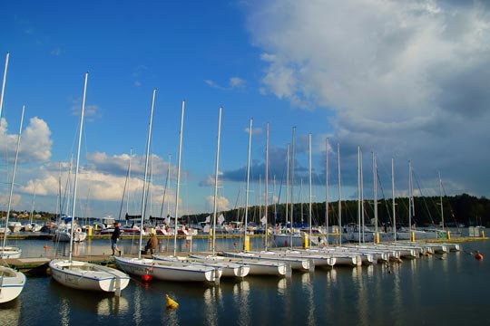 Barche in un porto turistico su un lago