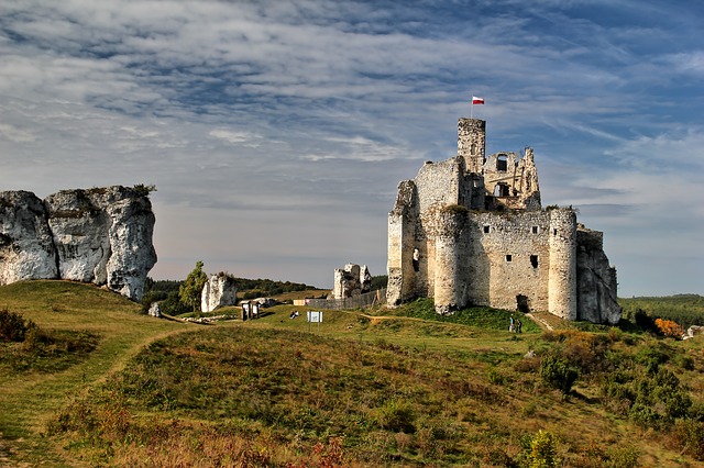 Foto del castello di Mirow su una verde distesa collinare.