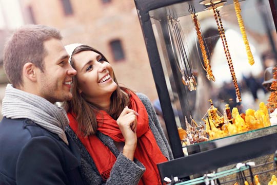 2 persone sorridenti che guardano oggetti in ambra, a Danzica in Polonia