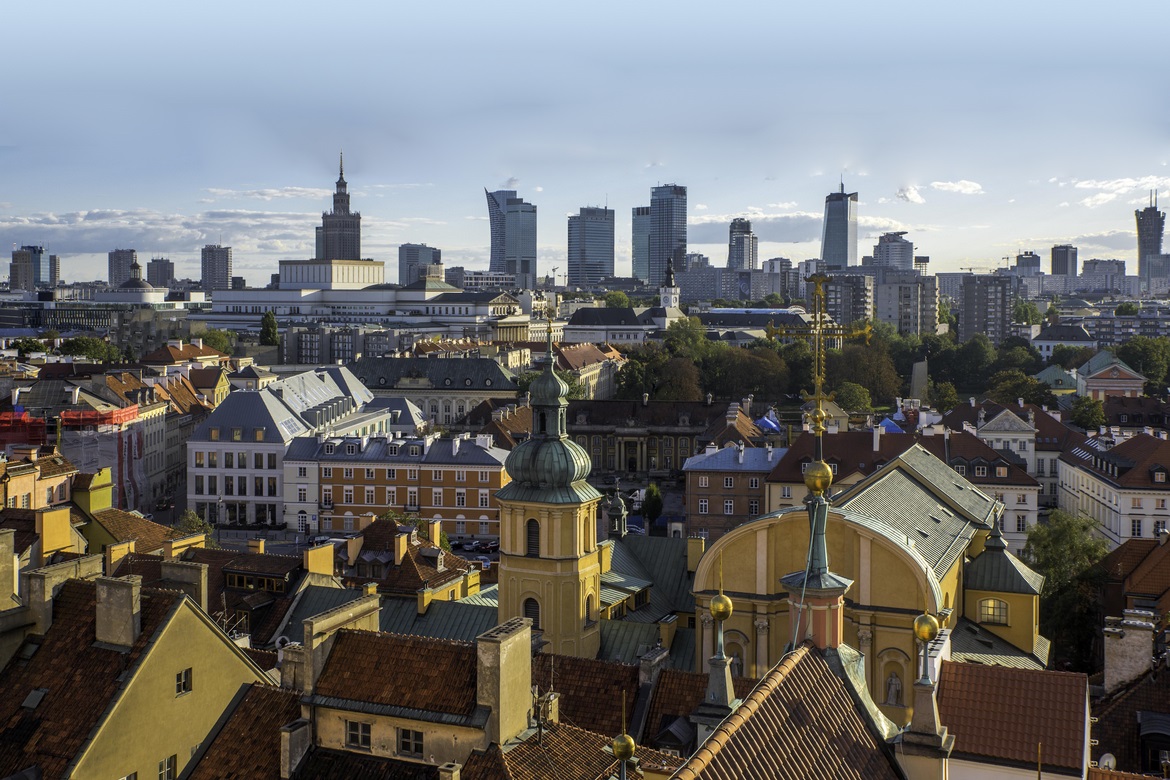 Panorama do centro de Varsóvia com edíficios modernos ao fundo