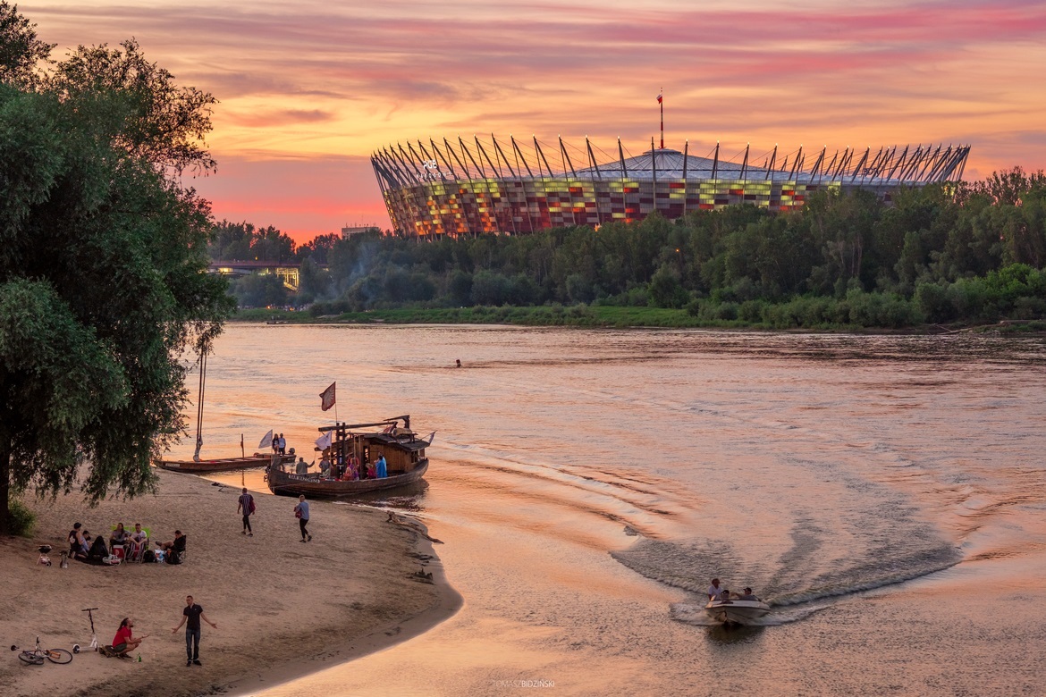 Vista do rio Vístula com Estádio Nacional ao fundo