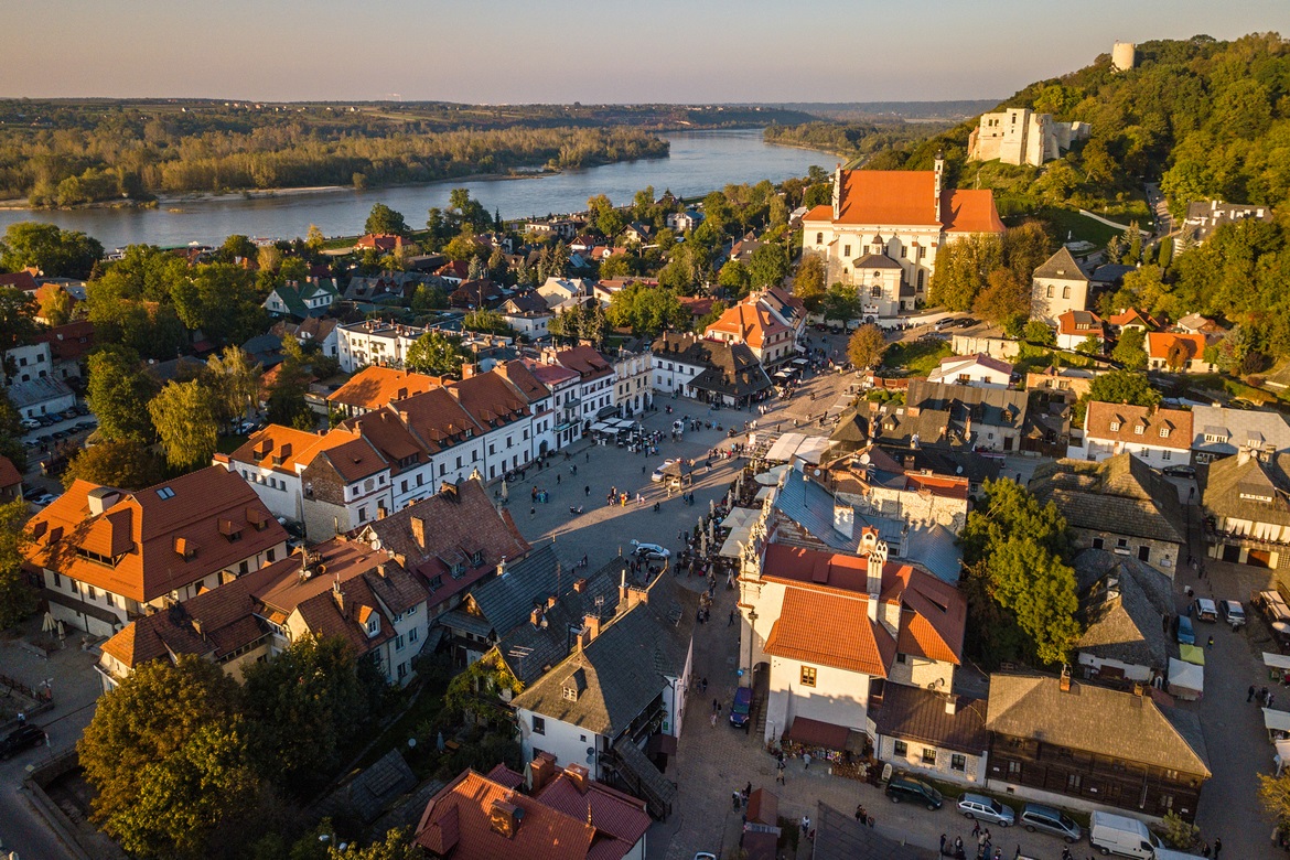 Vista aérea da pitoresca cidade de Kazimierz Dolny