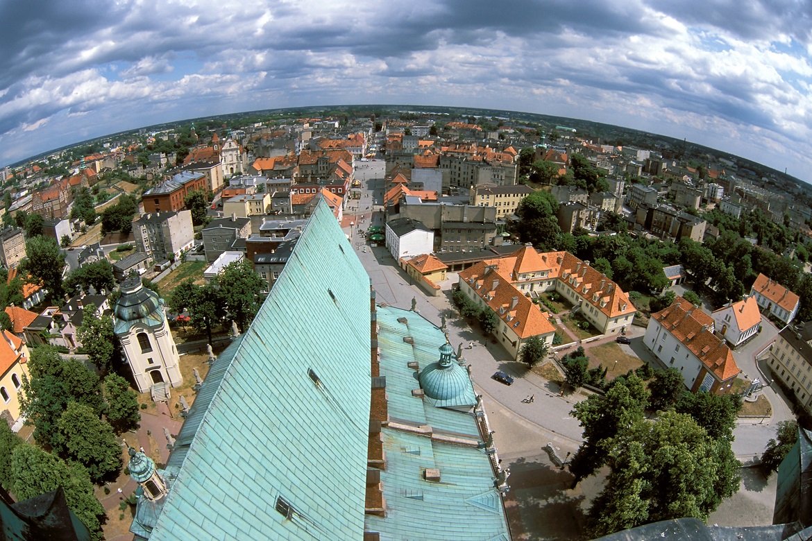 Vista áerea de Gniezno com a sua catedral