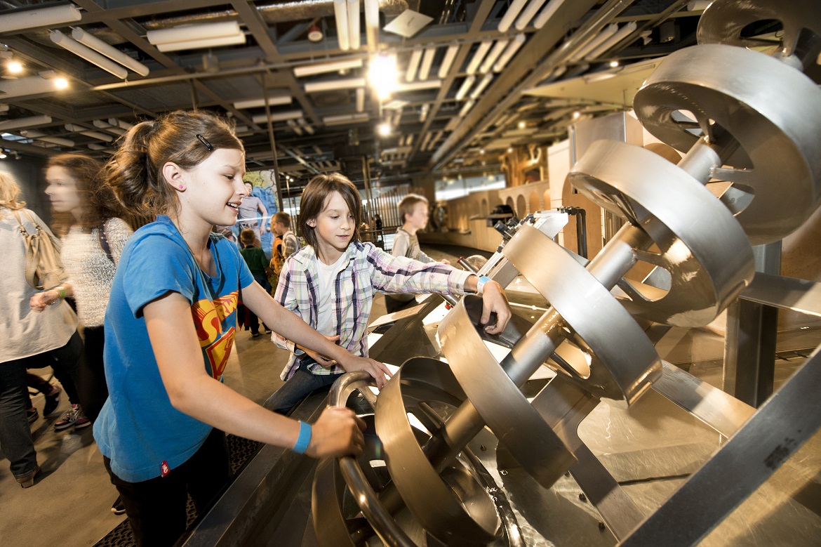 Crianças experimentando no Centro de Ciência Kopernik