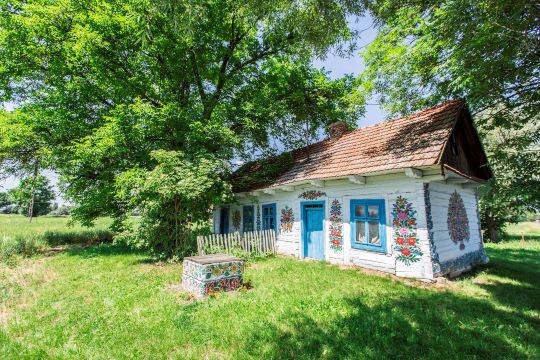 Casa de madeira decorada no estilo de Zalipie